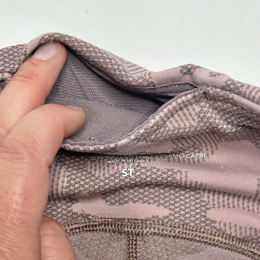 ATHLETA Womens Small TALL Pink Ultimate Stash Pocket Texture Camo Capri Leggings